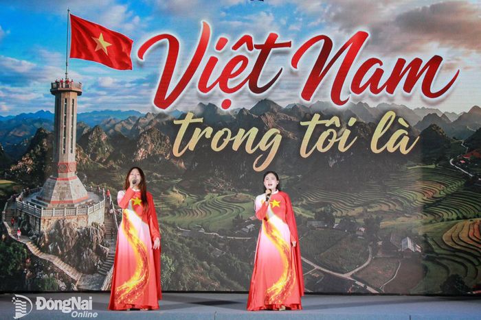 Một tiết mục song ca tại hội thi. Ảnh: Nga Sơn