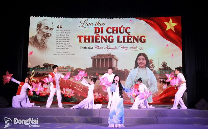 Tiết mục đơn ca tại hội thi. Ảnh: Nga Sơn