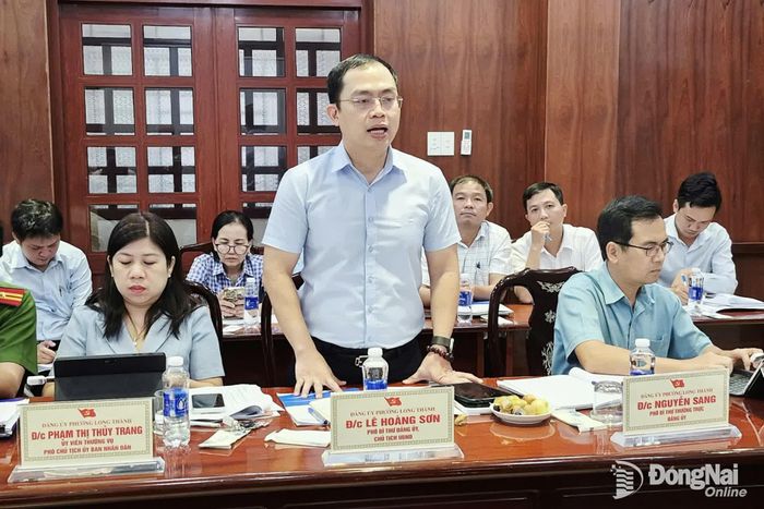 Phó Bí thư Đảng ủy, Chủ tịch UBND phường Long Thành Lê Hoàng Sơn phát biểu ý kiến tại buổi làm việc. Ảnh: ĐPCC