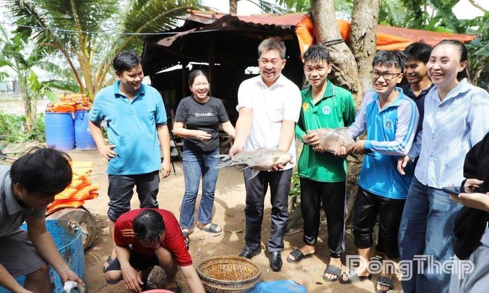 Trải nghiệm dỡ chà cá trên sông, giúp sinh viên thêm kiến thức thực tế về bảo vệ, khai thác hợp lý tài nguyên thiên nhiên.