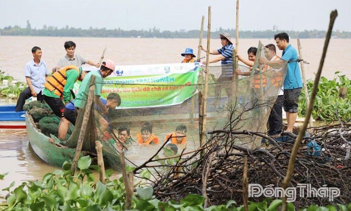 Đặt chà bắt cá trên sông gắn với bảo vệ nguồn lợi thủy sản tự nhiên và phát triển du lịch sinh thái bền vững.