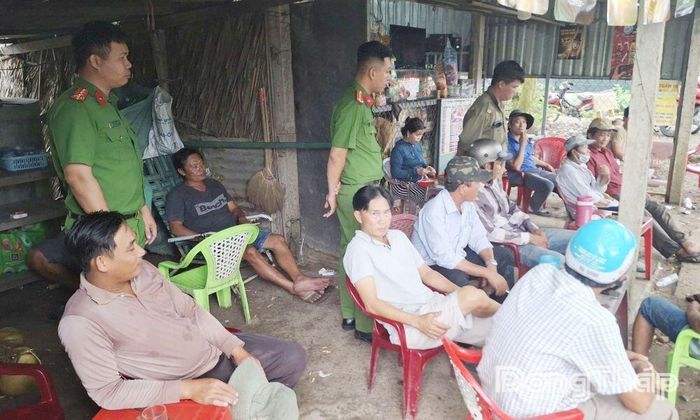 Các đối tượng có biểu hiện tham gia cá cược được mời về làm việc.