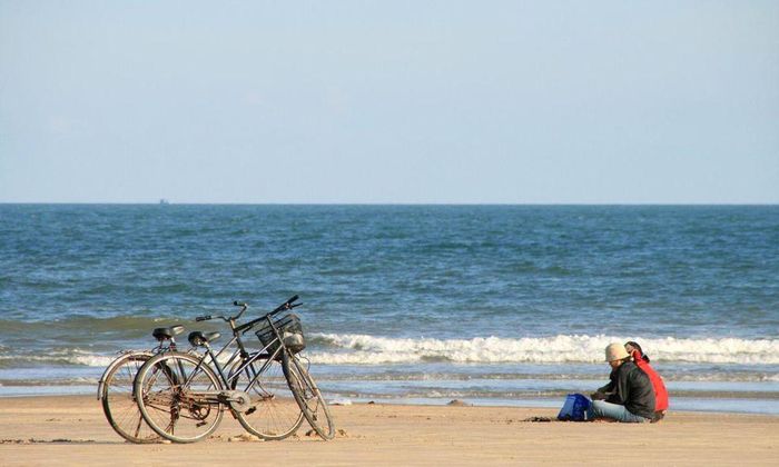 Biển Vũng Tàu là không gian phù hợp để du khách dạo chơi và nghỉ ngơi. Nguồn: Sưu Tầm