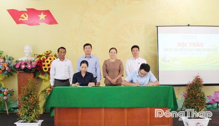 Ký kết biên bản ghi nhớ hợp tác liên kết sản xuất tiêu thụ lúa giữa Hợp tác xã Dịch vụ nông nghiệp Nhị Mỹ và các doanh nghiệp.