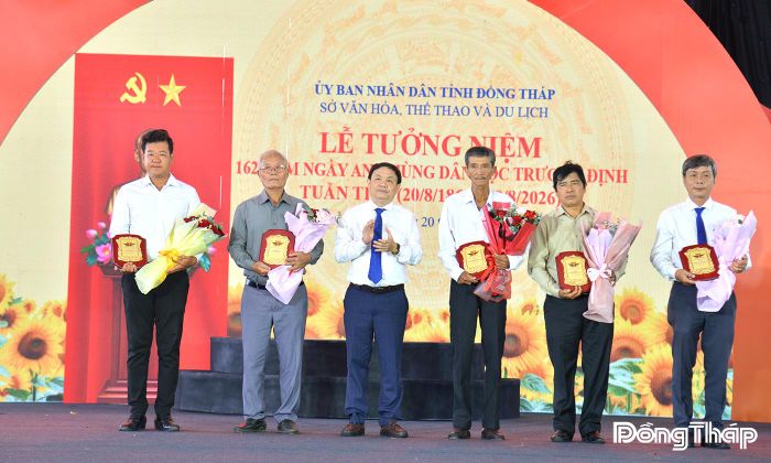 Đồng chí Phan Văn Thắng, Phó Bí thư Thường trực Tỉnh ủy, Chủ tịch Ủy ban MTTQ Việt Nam tỉnh Đồng Tháp trao biểu trưng và hoa cho các tập thể trong công tác tổ chức và tham gia các hoạt động Lễ Tưởng niệm 162 năm Ngày Anh hùng dân tộc Trương Định tuẫn tiết (20-8-1864 - 20-8-2026).