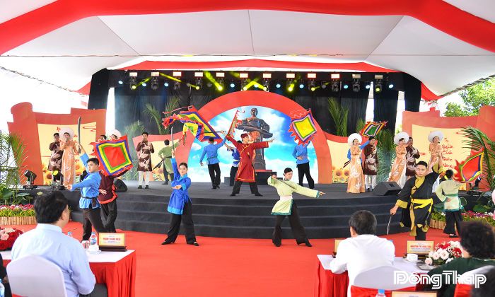 Tại chương trình có nhiều tiết mục văn nghệ đặc sắc. 