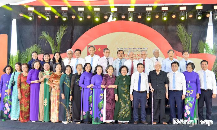 Các đại biểu chụp ảnh lưu niệm. 