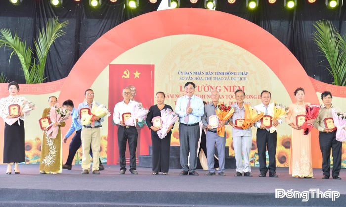 Đồng chí Phạm Thành Ngại, Phó Bí thư Tỉnh ủy, Chủ tịch UBND tỉnh Đồng Tháp trao biểu trưng và hoa cho các cá nhân trong công tác tổ chức và tham gia các hoạt động Lễ Tưởng niệm 162 năm Ngày Anh hùng dân tộc Trương Định tuẫn tiết (20-8-1864 - 20-8-2026).