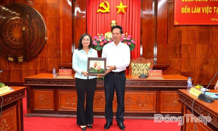 Đồng chí Nguyễn Thành Diệu, Phó Chủ tịch UBND tỉnh Đồng Tháp trao tặng quà lưu niệm cho đồng chí Phan Thị Thắng, Thứ trưởng Bộ Công thương.