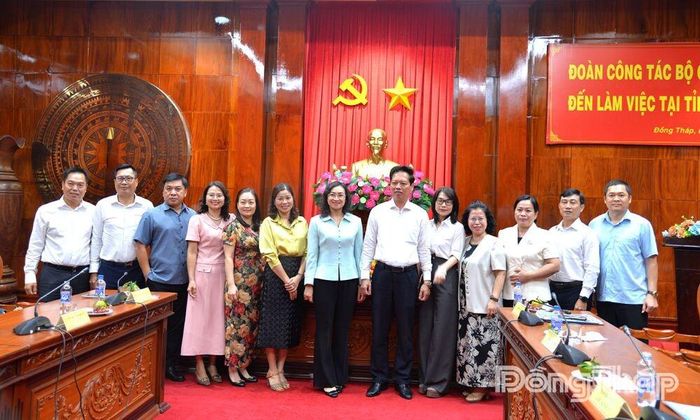 Đoàn công tác Bộ Công thương và lãnh đạo tỉnh Đồng Tháp chụp ảnh lưu niệm tại buổi làm việc.