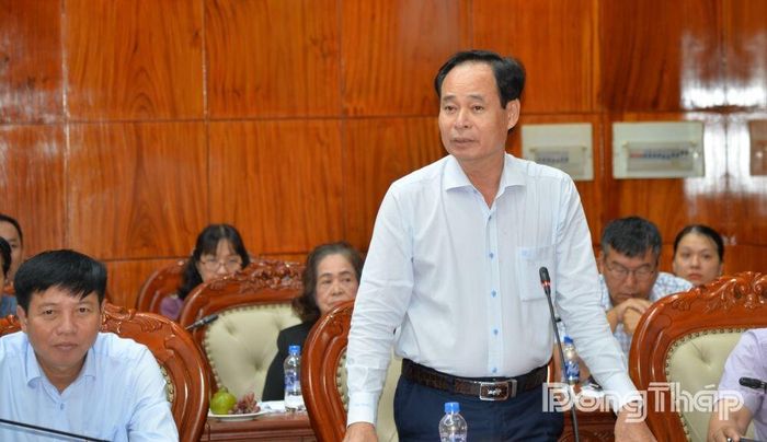 Lãnh đạo doanh nghiệp trình bày các đề xuất tại buổi làm việc.  