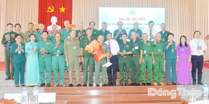 Đồng chí Võ Chí Hữu, Phó Chủ tịch Ủy ban MTTQ Việt Nam tỉnh tặng hoa chúc mừng Ban Chấp hành Hội khóa mới.