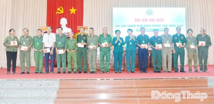 Trao tặng Kỷ niệm chương Cựu thanh niên xung phong Việt Nam cho các cá nhân có thành tích, đóng góp tích cực cho phong trào và công tác Hội.