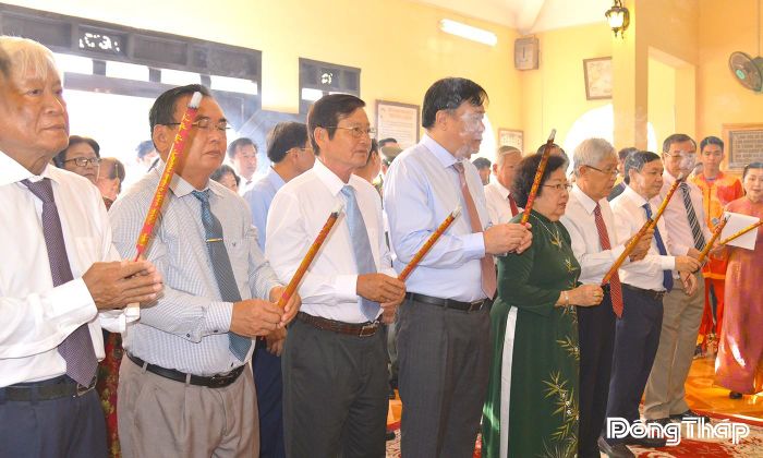 Đoàn đến viếng, thắp hương, dâng hoa, dâng lễ vật tại Mộ và Đền thờ Anh hùng dân tộc Trương Định (phường Gò Công). 