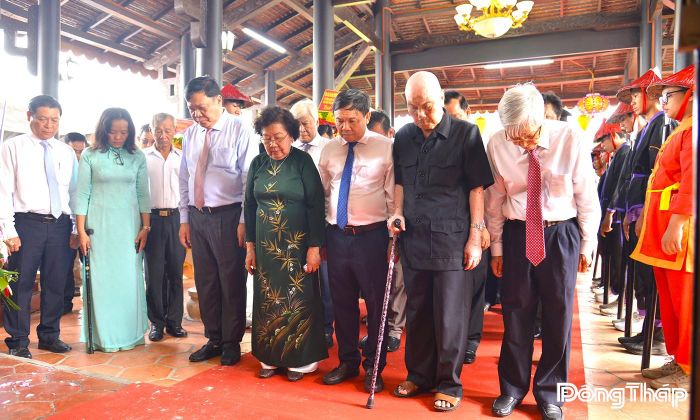 Các thành viên trong Đoàn mặc niệm tưởng niệm 162 năm Ngày Anh hùng dân tộc Trương Định tuẫn tiết.