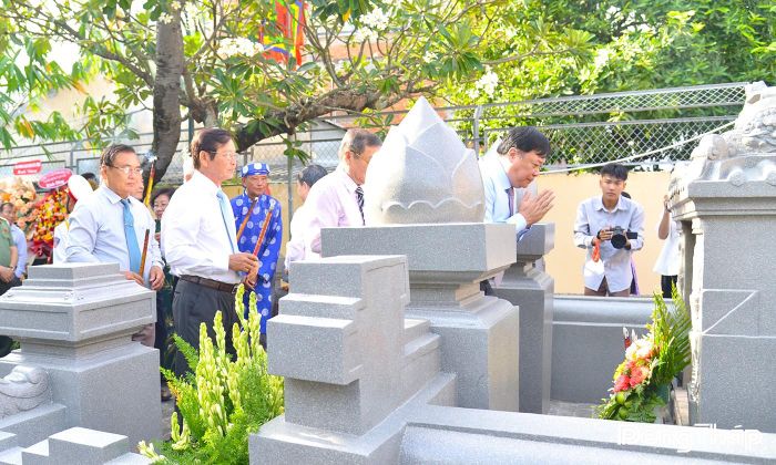 Đồng chí Phạm Thành Ngại, Phó Bí thư Tỉnh ủy, Chủ tịch UBND tỉnh Đồng Tháp, cùng các thành viên trong Đoàn thắp hương tại Mộ và Đền thờ Anh hùng dân tộc Trương Định (phường Gò Công). 