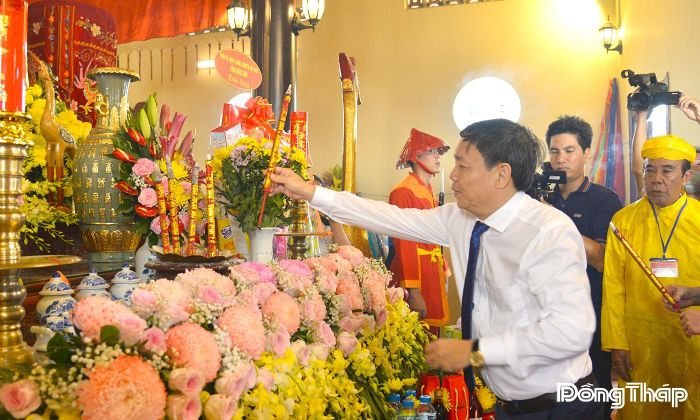 Đồng chí Phan Văn Thắng, Phó Bí thư Thường trực Tỉnh ủy, Chủ tịch Ủy ban MTTQ Việt Nam tỉnh Đồng Tháp thắp hương tưởng niệm Anh hùng dân tộc Trương Định tại Đền thờ Anh hùng dân tộc Trương Định (xã Gia Thuận).