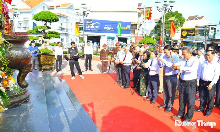 Các đại biểu thắp hương tưởng niệm Anh hùng dân tộc Trương Định tại Tượng đài Anh hùng dân tộc Trương Định (phường Long Thuận).