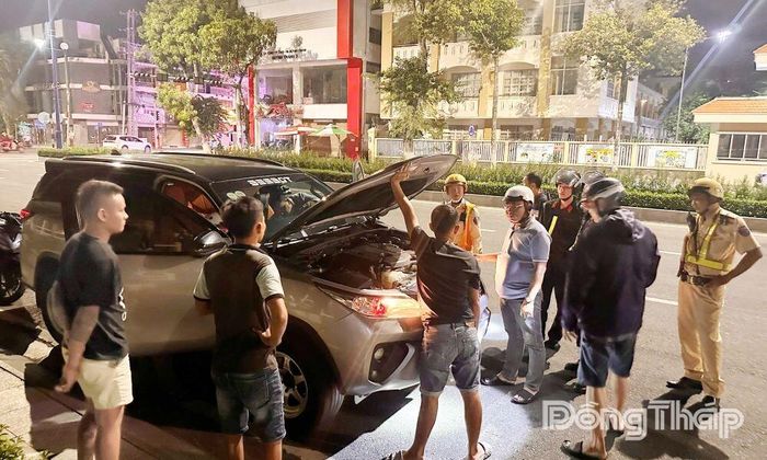 Kiểm tra các phương tiện ô tô có dấu hiệu vi phạm về an toàn giao thông.