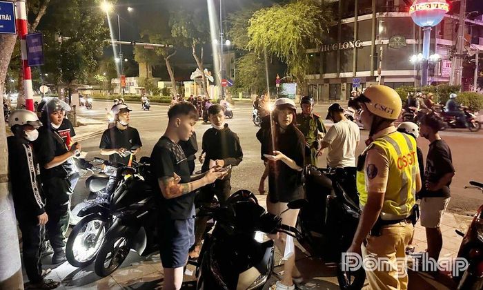 Các lực lượng chức năng kiểm tra, giải tán các đám đông có nhiều thanh niên tụ tập.