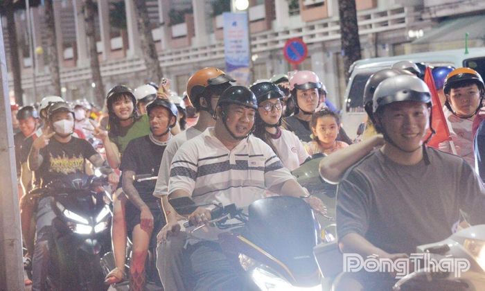 Dòng người đổ ra đường ăn mừng chiến thắng của đội tuyển Việt Nam trên đường Nam Kỳ Khởi Nghĩa.