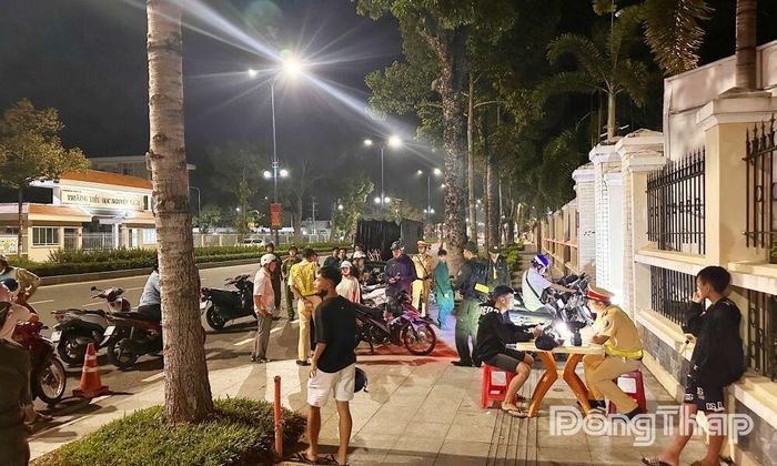 Hàng loạt thanh thiếu niên đã bị lực lượng CSGT lập biên bản xử lý.