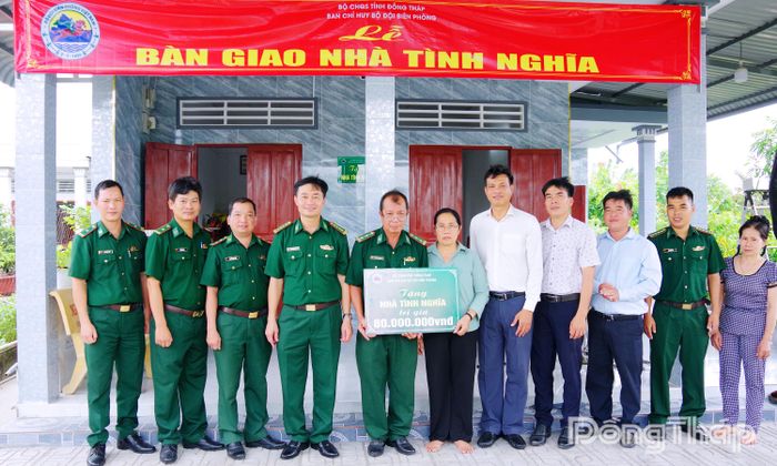 Ban Chỉ huy BĐBP tỉnh Đồng Tháp bàn giao “Nhà tình nghĩa” cho gia đình Trung tá quân nhân chuyên nghiệp Huỳnh Trọng Nam.