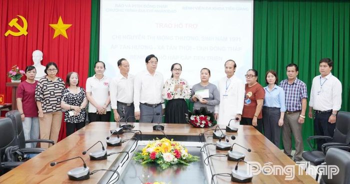 Bác sĩ chuyên khoa 2 Võ Giáp Hùng, Phó Giám đốc Bệnh viện Đa khoa Tiền Giang (thứ 5 từ phải qua) cùng các nhà hảo tâm chúc mừng chị Mộng Thường vượt qua bạo bệnh trở về với gia đình.