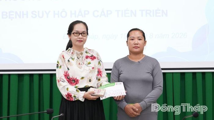 Phóng viên Thanh Xuân, Báo và phát thanh, truyền hình Đồng Tháp trao tiền của các nhà hảo tâm ủng hộ giúp chị Mộng Thường thanh toán một phần viện phí