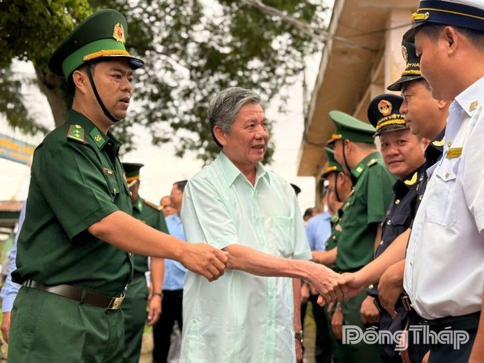 Bí thư Tỉnh ủy Đồng Tháp Ngô Chí Cường thăm hỏi, động viên cán bộ, chiến sĩ thuộc Cửa khẩu Quốc tế Thường Phước.