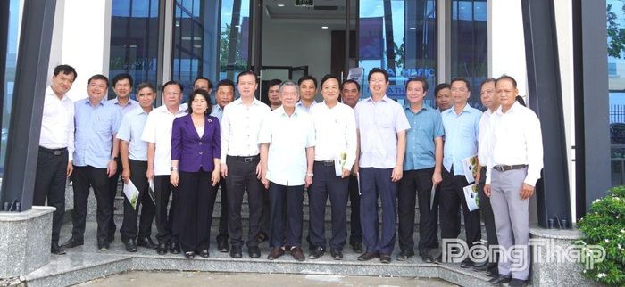 Bí thư Tỉnh ủy Ngô Chí Cường, cùng các thành viên Đoàn công tác chụp ảnh lưu niệm với lãnh đạo Công ty CP Nova Thabico.
