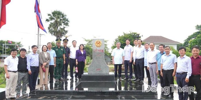 Đoàn công tác Tỉnh ủy chụp ảnh lưu niệm tại Cửa khẩu Quốc tế Thường Phước, cột mốc quốc gia.
