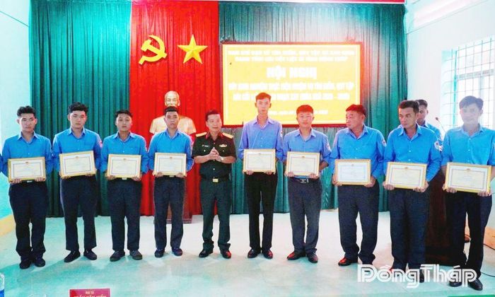 Đại tá Trần Văn Hiền, Phó Chính ủy Bộ Chỉ huy Quân sự tỉnh Đồng Tháp trao Giấy khen cho các cá nhân có thành tích trong thực hiện nhiệm vụ tìm kiếm, quy tập hài cốt liệt sĩ giai đoạn XXV. 