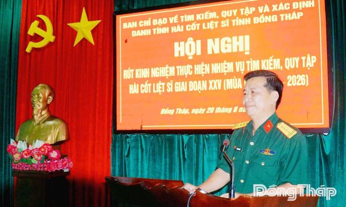 Đại tá Trần Văn Hiền, Phó Chính ủy Bộ Chỉ huy Quân sự tỉnh Đồng Tháp phát biểu tại hội nghị rút kinh nghiệm.