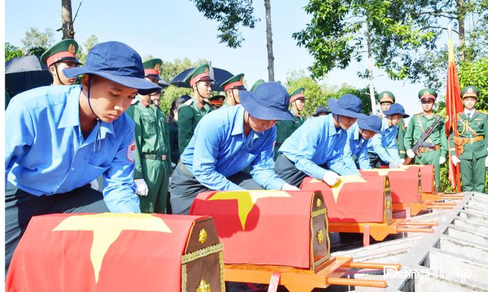 Đội K91 thực hiện nghi thức cải táng hài cốt liệt sĩ tại Nghĩa trang Liệt sĩ Tam Nông (xã Phú Thọ, tỉnh Đồng Tháp).
