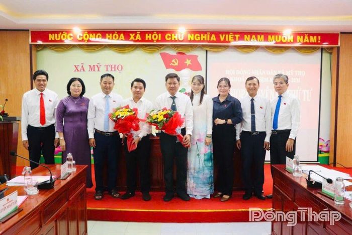 Đồng chí Phạm Minh Ngọc (thứ 5 từ trái qua), Ủy viên Ban Chấp hành Đảng bộ xã, nhiệm kỳ 2025 - 2030 được bầu giữ chức Phó Chủ tịch UBND xã Mỹ Thọ, nhiệm kỳ 2026 - 2031.