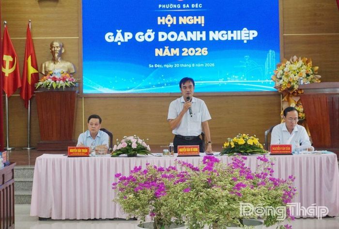 Đồng chí Nguyễn Văn Vũ Minh, Tỉnh ủy viên, Bí thư Đảng ủy phường Sa Đéc phát biểu tại buổi gặp gỡ doanh nghiệp.