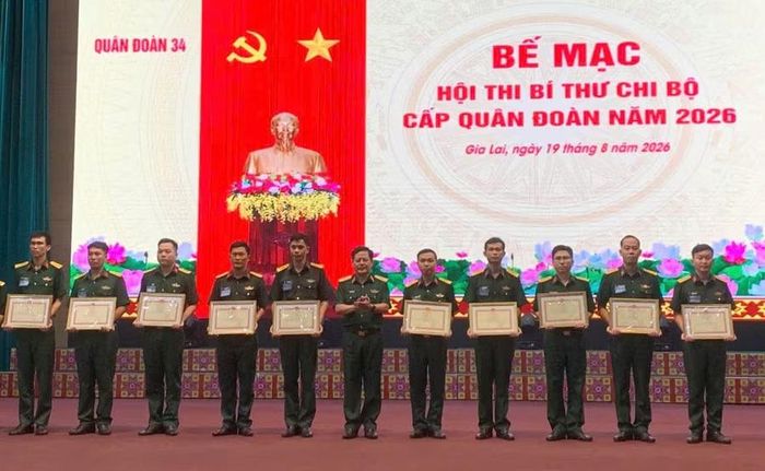 Lãnh đạo Quân đoàn 34 trao thưởng cho các cá nhân đạt giải cao tại hội thi. Ảnh: N.T