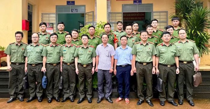 Đoàn công tác chụp ảnh lưu niệm với lãnh đạo xã và cán bộ chiến sỹ Công an xã biên giới Ia Nan. Ảnh: Thúy Trinh