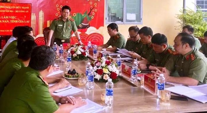 Thiếu tướng Nguyễn Hữu Mạnh - Cục trưởng Cục An ninh nội địa Bộ Công an phát biểu tại buổi làm việc. Ảnh: Thúy Trinh