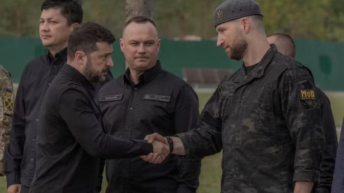 Tổng thống Ukraine Volodymyr Zelensky (trái) và tân Bộ trưởng Quốc phòng Yevhenii Khmara. Ảnh: AFP