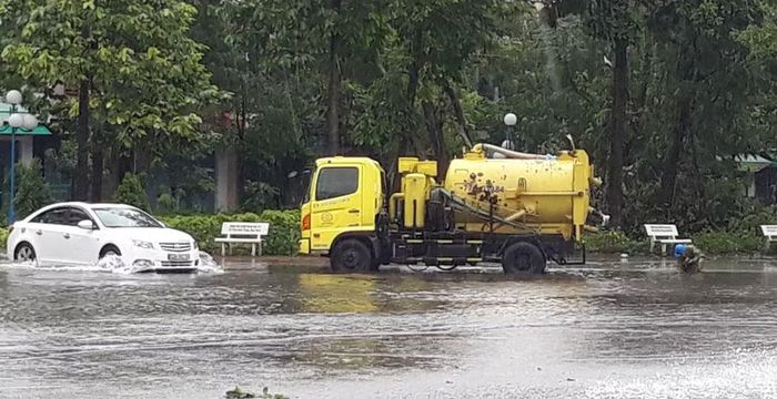 Trước mùa mưa bão năm nay, Sở Xây dựng tỉnh Gia Lai yêu cầu chính quyền các địa phương, đơn vị liên quan rà soát, kiểm tra, nạo vét, khơi thông hệ thống thoát nước, bảo đảm tiêu thoát nước nhanh, hạn chế ngập úng. Ảnh: T.L