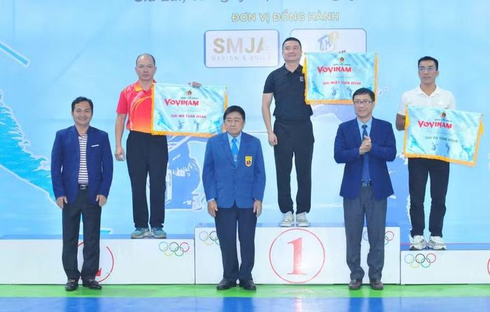  Ban tổ chức trao giải toàn đoàn cho các đơn vị đạt thành tích cao tại giải. Ảnh: R'Ô HOK 