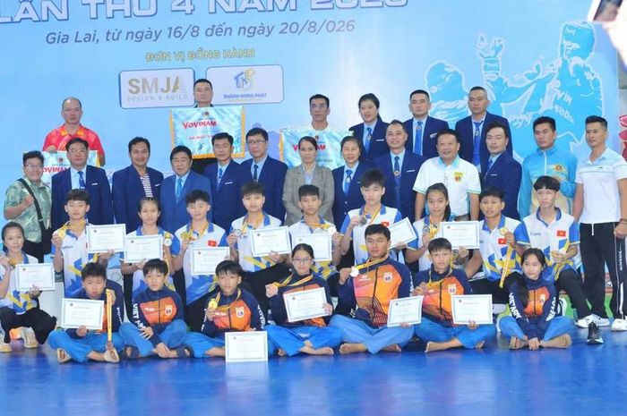 Các đơn vị, vận động viên chụp hình cùng Ban tổ chức giải. Ảnh: R'Ô HOK 