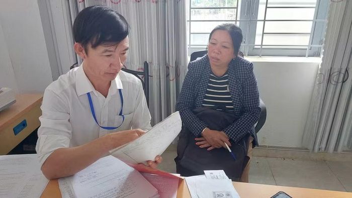  Cán bộ Trung tâm Phục vụ hành chính công xã Chư Păh kiểm tra, hướng dẫn người dân hoàn thiện hồ sơ. ﻿Ảnh: N.D 