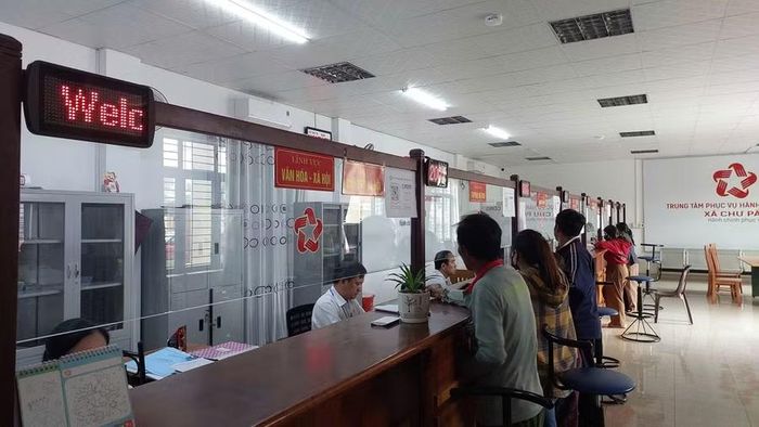  Người dân đến Trung tâm Phục vụ hành chính công xã Chư Păh thực hiện thủ tục hành chính. Ảnh: N.D 