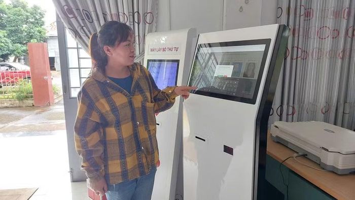  Chị Đỗ Thị Kim Ngọc đánh giá mức độ hài lòng sau khi thực hiện thủ tục hành chính tại Trung tâm. Ảnh: N.D 