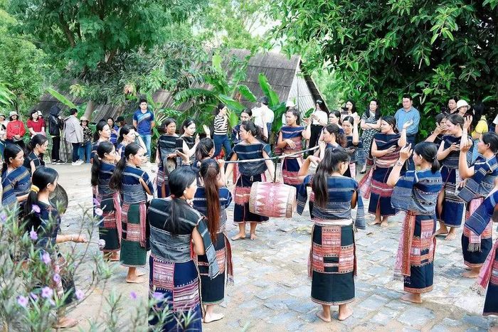  Trong văn hóa của người Bahnar, Jrai (Gia Lai), múa Xoang không chỉ là vũ điệu, mà còn là biểu tượng của tính cộng đồng. Ảnh: Đức Thụy 