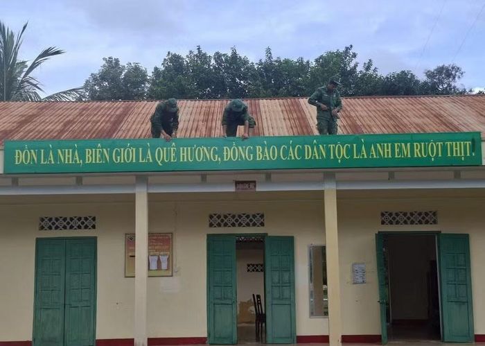 Cán bộ, chiến sĩ của Đồn Biên phòng Ia Mơ củng cố hệ thống biển bảng trong đơn vị. Ảnh: N.T