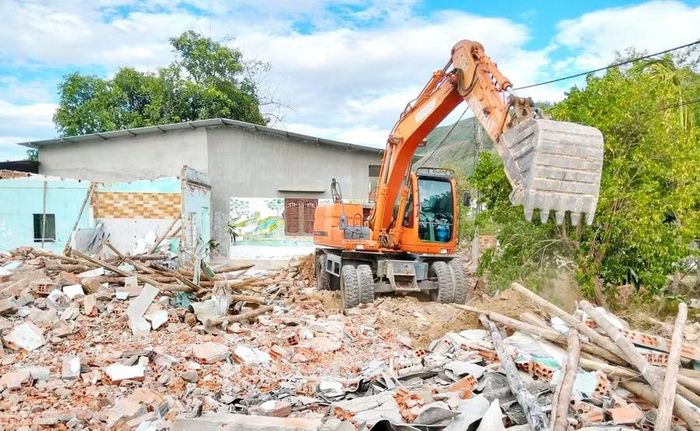 Chủ đầu tư Dự án Khu công nghiệp Nhơn Hòa - giai đoạn 2 hỗ trợ phương tiện, máy móc để cùng người dân tháo dỡ nhà cửa, san gạt mặt bằng. Ảnh: V.L